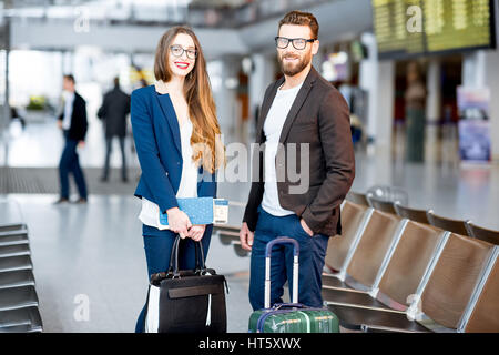 Azienda giovane in aeroporto Foto Stock