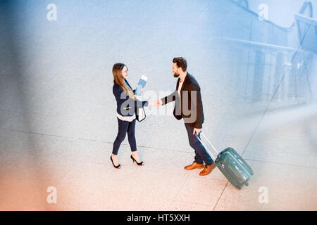 Azienda giovane in aeroporto Foto Stock