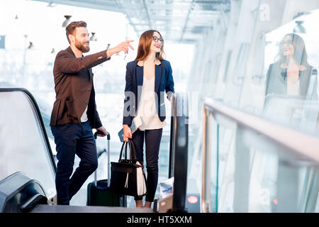 Azienda giovane all'aeroporto Foto Stock