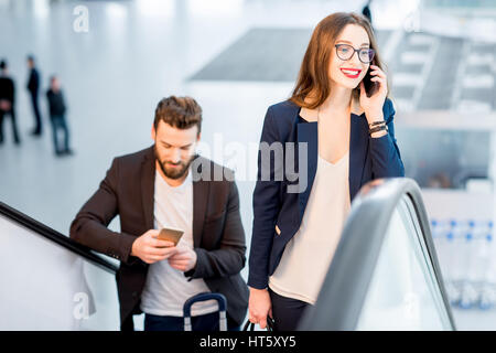 Azienda giovane all'aeroporto Foto Stock