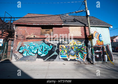 Una coperta di graffiti parete e porta su un edificio in un vicolo di Kensington Market a Toronto Ontario Canada. Foto Stock