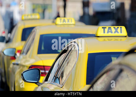 Dettaglio del giallo taxi auto sulla strada Foto Stock