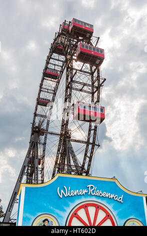 Vienna Prater. Il Wiener Riesenrad (ruota panoramica Ferris) nel parco di divertimenti Prater di Vienna, Austria. È il più famoso aspetto era di Orson Welles Foto Stock