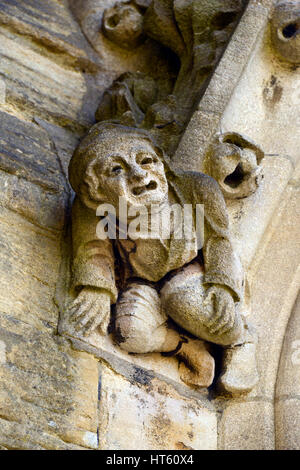 Weathered gargoyle di pietra sulla vecchia chiesa, Oxford Foto Stock