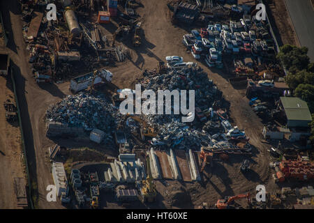 Una vista aerea di un cantiere di rottami di auto, con cubi di veicoli schiacciati. Foto Stock