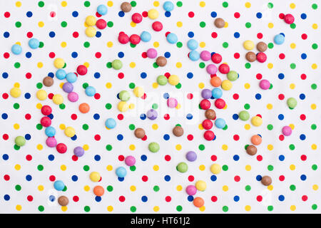 Smarties sulla colorata polka dot tovaglia. Pattern Foto Stock