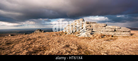 Cielo tempestoso su West Mill tor Parco Nazionale di Dartmoor Devon UK Foto Stock