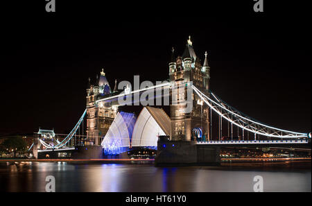 Il Tower Bridge ponte levatoio apertura di notte, Londra, Regno Unito Foto Stock