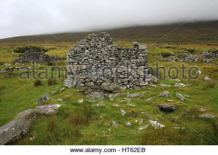 Resti di un deserte del XIX secolo villaggio su Achill Island, nella contea di Mayo, Irlanda Foto Stock