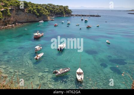 Piccole imbarcazioni ormeggiate nel porto di Votsi sull'isola greca di Alonissos. Foto Stock