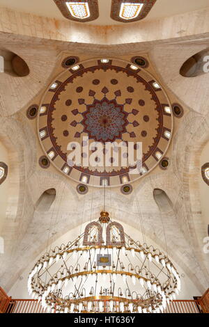 Grande lampadario appeso attraverso una catena di metallo dal profusamente ornato-soffitto a cupola al centro dell'annuncio.1602-Ketenci Ömer Pasha architetto costruito m Foto Stock