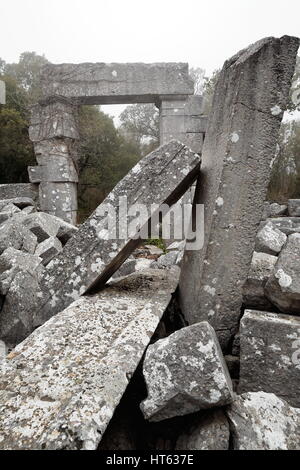 Colonne caduti-rovine di porte-edifici nella zona dell'agorà in grigio in conci di pietra vicino alla regione di gate di sommità della città nella corrente Gulluk Dagi-Termes Foto Stock