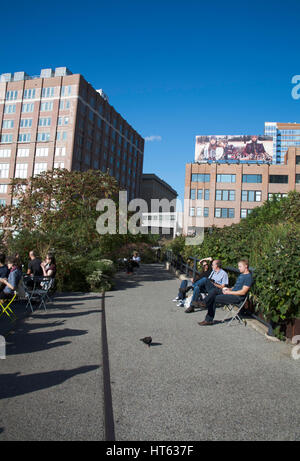 La gente seduta o passeggiare lungo la linea alta su un piacevole pomeriggio autunnale tra il Quartiere Meatpacking e ChelseaNew York City STATI UNITI D'AMERICA Foto Stock