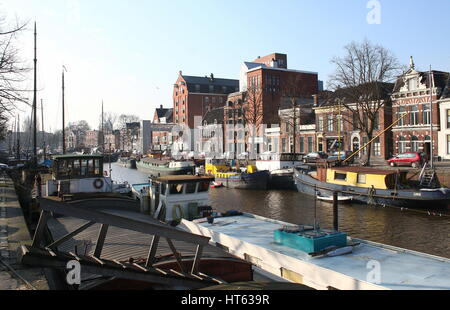 I magazzini e le navi a vela lungo i canali a Noorderhaven (nord del porto) a Groningen, Paesi Bassi Foto Stock