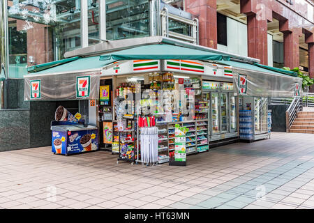 7 undici kiosk nella parte anteriore dei grandi magazzini Takashimaya complesso Orchard Road, Singapore Foto Stock