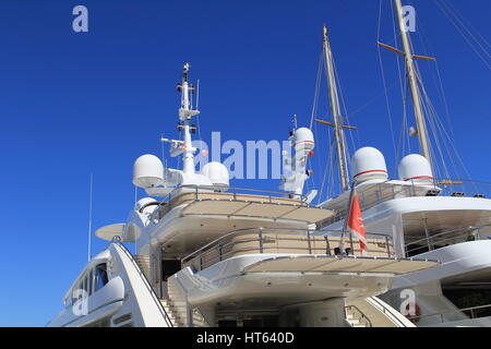 SAINT-TROPEZ, Provenza, Francia - 21 agosto 2016: a montanti e apparecchiature di navigazione sulla parte superiore di due costosi luxury yacht ormeggiati nel porto vecchio di St Foto Stock