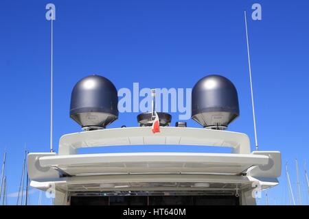 SAINT-TROPEZ, Provenza, Francia - 21 agosto 2016: a montanti e apparecchiature di navigazione sulla parte superiore di un lusso costoso yacht ormeggiati nel porto di St Tropez Foto Stock