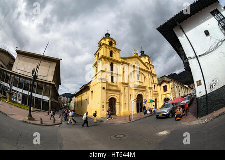 Bogotà, Colombia - 23 aprile: persone non identificate a piedi passato la Chiesa di Nostra Signora della Candelaria il 23 aprile 2016 a Bogotà, in Colombia. Foto Stock