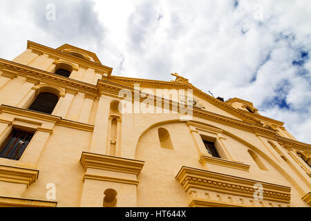 Vista sulla chiesa di Nostra Signora della Candelaria e sky a Bogotà, in Colombia. Foto Stock