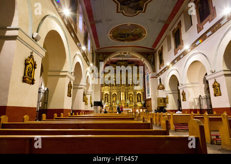 Bogotà, Colombia - 21 Aprile: persone non identificate nella chiesa di Nostra Signora della Candelaria il 21 aprile 2016 a Bogotà, in Colombia. Foto Stock