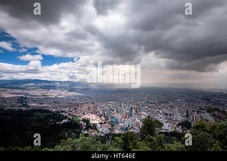 Una lunga esposizione vista di Bogotà dal Monserrate in Colombia. Foto Stock