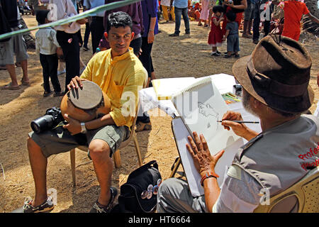 Senior ritratto l'artista disegna il ritratto di Giovane uomo vicino Siridao Beach in Goa, India. Foto Stock