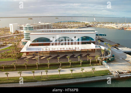 Orlando, Stati Uniti d'America - 25 dicembre 2011: Disney Cruise Line terminal del porto vista aerea. Panorama del porto in Florida per navi da crociera Foto Stock