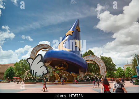 Orlando, Stati Uniti d'America - 30 agosto 2012: Mickey Mouse hat statua in Disnye world park. Grande stregone Mickey blue hat Foto Stock