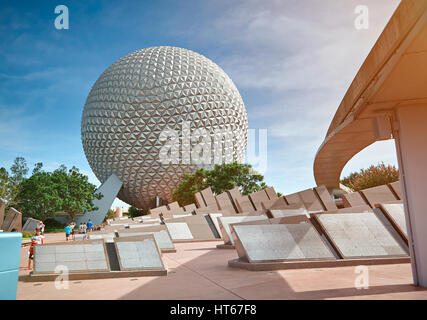 Orlando, Stati Uniti d'America - 30 agosto 2012: parco Epcot a Disney World. Sfera edificio nel futuro parco sulla giornata di sole Foto Stock