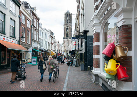 La gente acquista in zadelstraat della città di Utrecht in Olanda con torre di Dom dietro Foto Stock