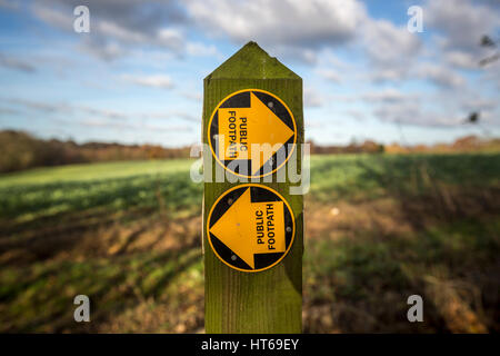 Sentiero pubblico segno nella campagna, Hoxne, Suffolk. Foto Stock