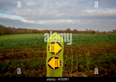 Sentiero pubblico segno nella campagna, Suffolk, Regno Unito. Foto Stock