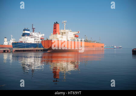 Grandi navi cisterna per il trasporto di prodotti chimici nel porto di Amsterdam, la quarta più grande porto di Europa Foto Stock