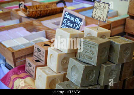 St Aygulf VAR, Provenza, FRANCIA, 26 AGOSTO 2016: Blocchi di fatto in casa sapone artigianale su un mercato provenzale in stallo nel sud della Francia Foto Stock