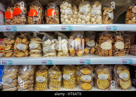 St Aygulf VAR, Provenza, FRANCIA, 26 AGOSTO 2016: vari tipi di torte, pasticceria e biscotti sugli scaffali di un supermercato provenzale store nel sud della Foto Stock