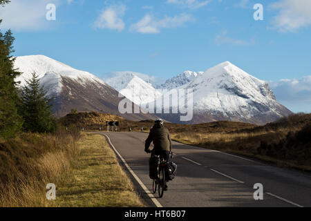 Il cicloturismo sull isola di Skye. E Marsco Blabheinn montagne in distanza. Foto Stock