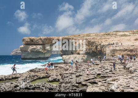 La finestra Azzurra con le onde del mare di giorno di Gozo, Malta Foto Stock