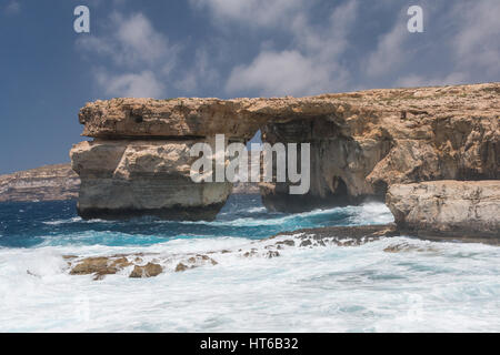 La finestra Azzurra con le onde del mare di giorno di Gozo, Malta Foto Stock