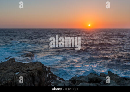 Tramonto sul Mediterraneo da Gozo, Malta Foto Stock