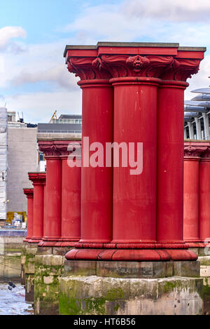 Blackfriars Bridge è una strada e il traffico pedonale ponte sul Fiume Tamigi a Londra Foto Stock