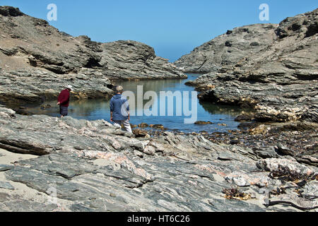 I turisti ad esplorare il rocky ingresso al Fiordo sul punto di Diaz vicino a Luderitz Foto Stock