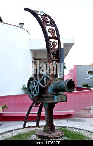 La scultura "Il Mulino di luce" nel cinema Street / Camaguey /Cuba Foto Stock