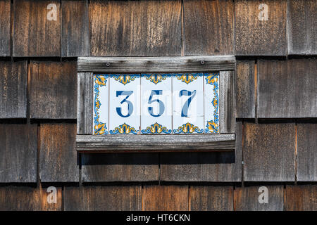 Piastre in piastrelle con un numero di casa, 357 Foto Stock