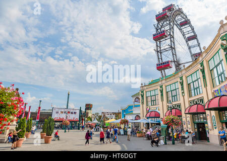 Vienna Prater.parco di divertimenti Prater guardando verso la Wiener Riesenrad (ruota panoramica Ferris), Vienna, Austria. Foto Stock