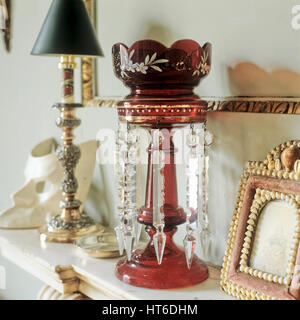 Lampada e ornamento su mantelpiece. Foto Stock