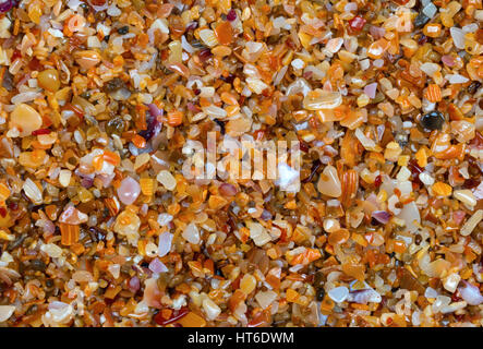 Multicolor sabbia bagnata sulla spiaggia in sun giorno d'estate. Vista da sopra. La natura dello sfondo. Foto Stock