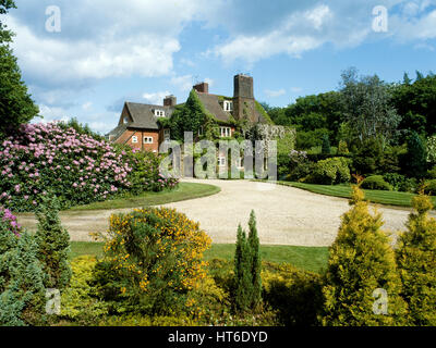 Il prato e esterno di una casa di campagna. Foto Stock