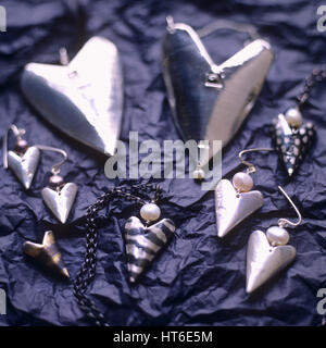 A forma di cuore orecchini. Foto Stock