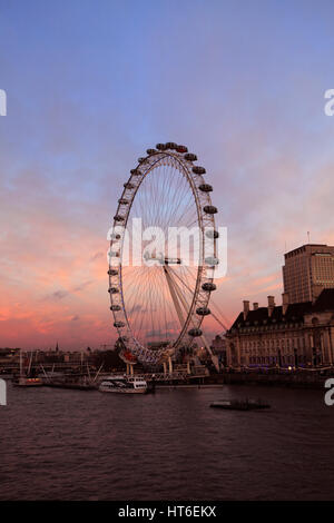 Estate tramonto, London eye o millennium observation wheel inaugurato nel 1999, south bank, il fiume Tamigi, Lambeth, Londra, Inghilterra Foto Stock