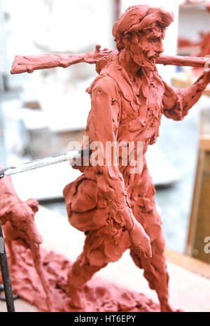 Scultura in argilla di un uomo. Foto Stock